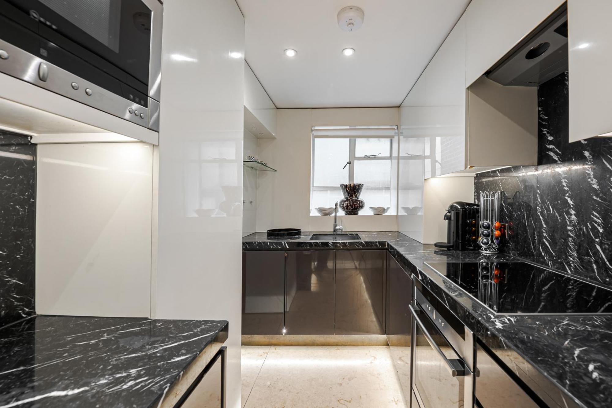 Modern Knightsbridge Apartment With Balcony Overlooking Harrods Prime Location Londra Exterior foto
