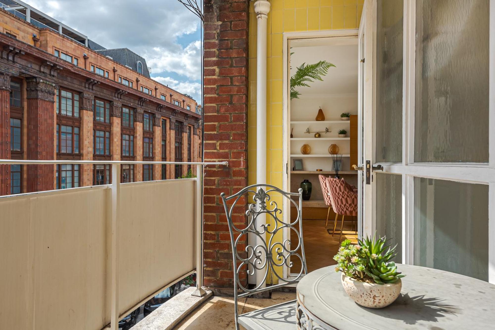 Modern Knightsbridge Apartment With Balcony Overlooking Harrods Prime Location Londra Exterior foto
