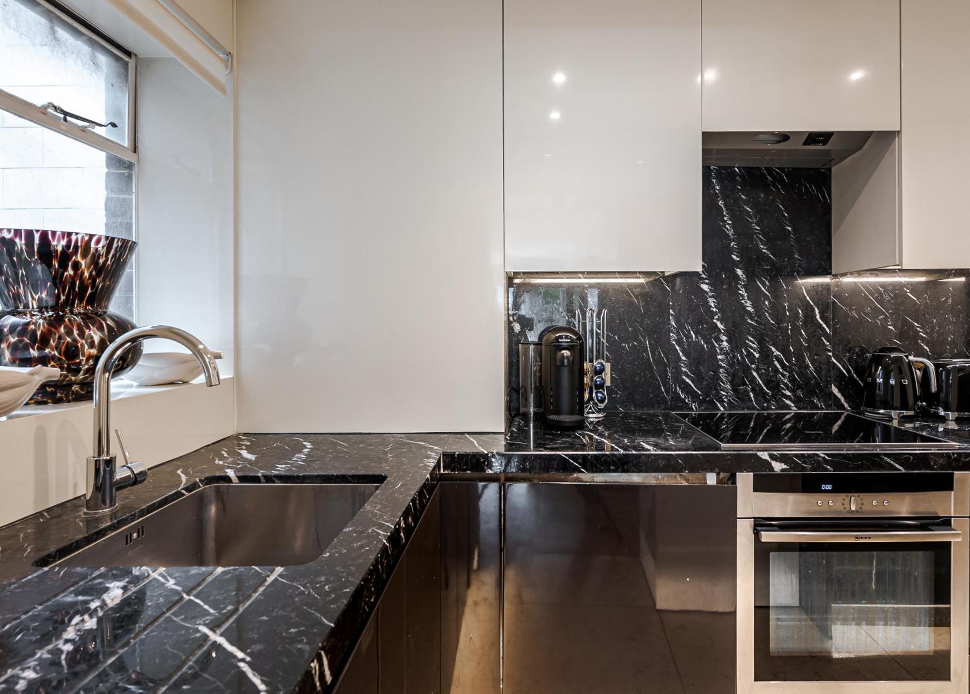 Modern Knightsbridge Apartment With Balcony Overlooking Harrods Prime Location Londra Exterior foto